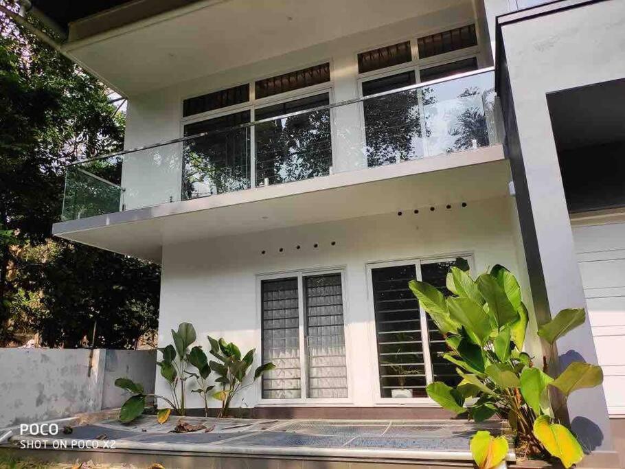 Villa Ultra Modern Glass House With Large Swimming Pool And Garden Kottayam Exterior foto