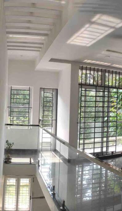 Villa Ultra Modern Glass House With Large Swimming Pool And Garden Kottayam Exterior foto