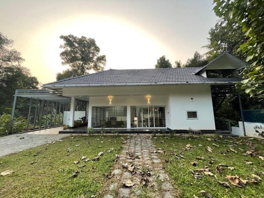 Villa Ultra Modern Glass House With Large Swimming Pool And Garden Kottayam Exterior foto